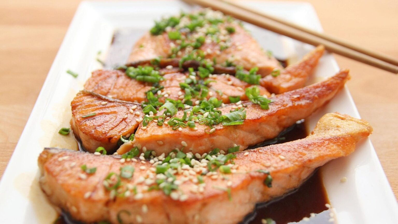Salmon with green onions nad soy sauce